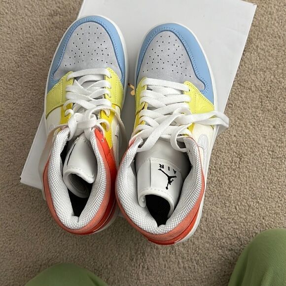 Jordan 1 Mid Womens 7 - Picture 2 of 6